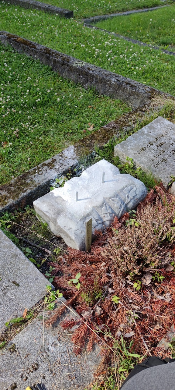Oppretting og bolting av gravstein